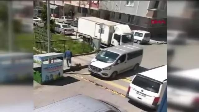 Sultangazi'de yol kapanının üzerine kaldırım taşı koyarak böyle geçtiler Sultangazi'de yol kapanının üzerine kaldırım taşı koyarak böyle geçtiler