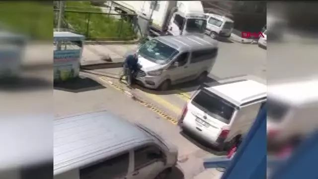Sultangazi'de yol kapanının üzerine kaldırım taşı koyarak böyle geçtiler Sultangazi'de yol kapanının üzerine kaldırım taşı koyarak böyle geçtiler