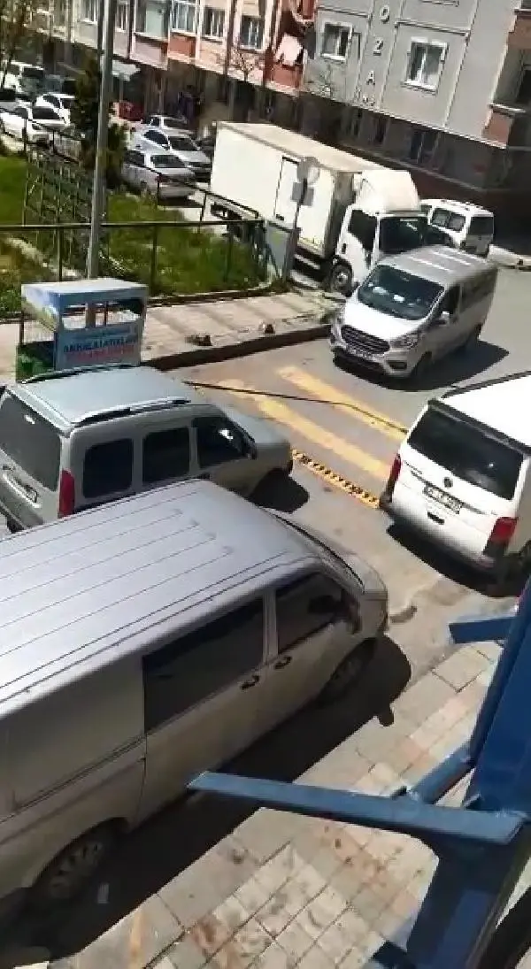 Sultangazi'de yol kapanının üzerine kaldırım taşı koyarak böyle geçtiler Sultangazi'de yol kapanının üzerine kaldırım taşı koyarak böyle geçtiler