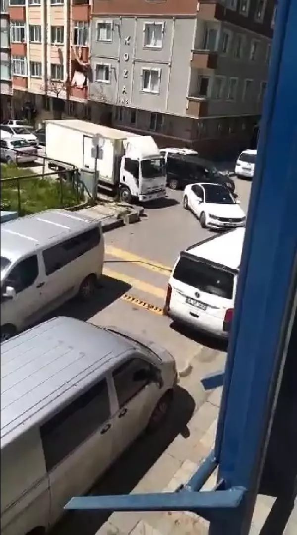 Sultangazi'de yol kapanının üzerine kaldırım taşı koyarak böyle geçtiler Sultangazi'de yol kapanının üzerine kaldırım taşı koyarak böyle geçtiler