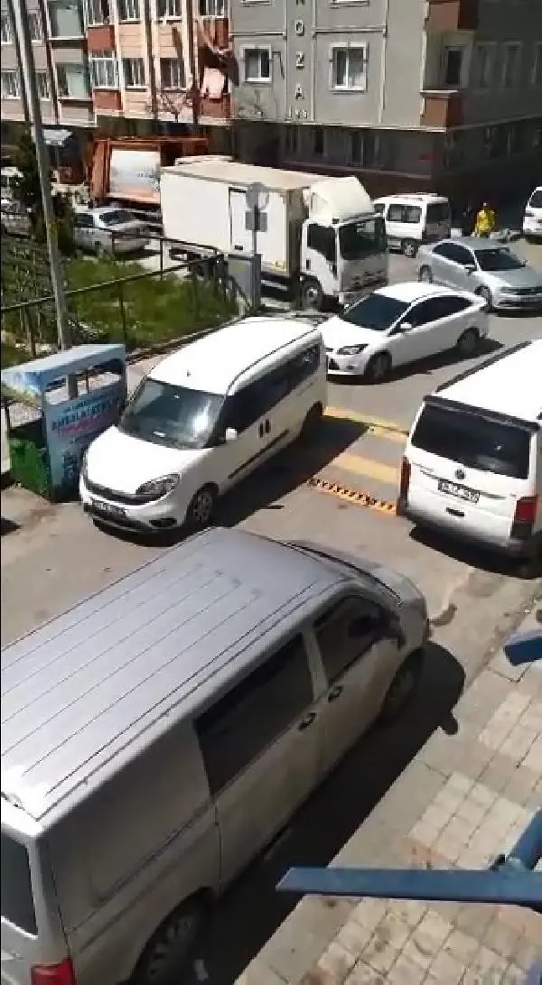 Sultangazi'de yol kapanının üzerine kaldırım taşı koyarak böyle geçtiler Sultangazi'de yol kapanının üzerine kaldırım taşı koyarak böyle geçtiler