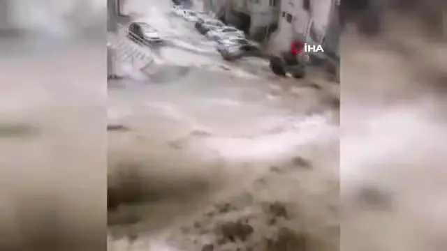 Suudi Arabistan'da sele yakalanan insanlar dakikalarca sürüklendi Suudi Arabistan'da sele yakalanan insanlar dakikalarca sürüklendi