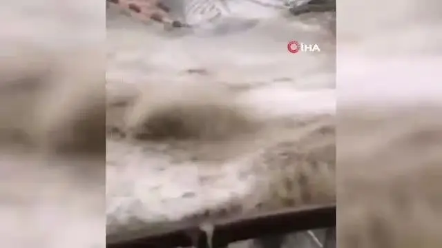 Suudi Arabistan'da sele yakalanan insanlar dakikalarca sürüklendi Suudi Arabistan'da sele yakalanan insanlar dakikalarca sürüklendi