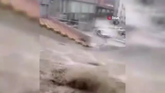 Suudi Arabistan'da sele yakalanan insanlar dakikalarca sürüklendi Suudi Arabistan'da sele yakalanan insanlar dakikalarca sürüklendi