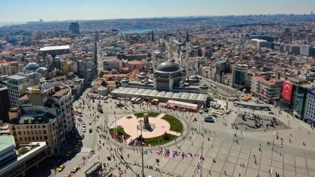 Taksim Camii, Çamlıca Camii ile aynı karede Taksim Camii, Çamlıca Camii ile aynı karede