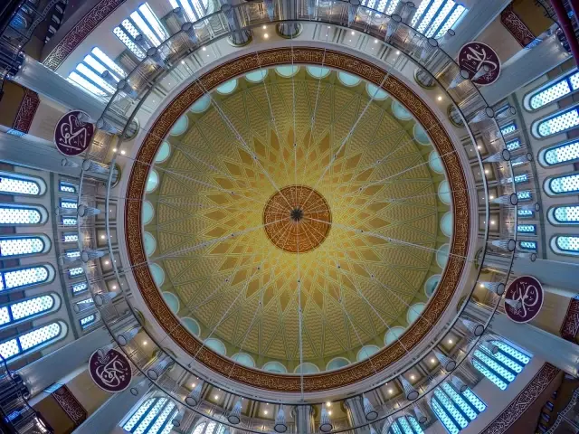Taksim Camii, Çamlıca Camii ile aynı karede Taksim Camii, Çamlıca Camii ile aynı karede