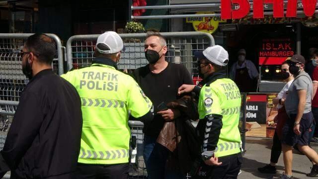 Taksim'de taksi çekiciden düştü, sürücü çılgına döndü Taksim'de taksi çekiciden düştü, sürücü çılgına döndü