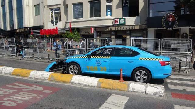 Taksim'de taksi çekiciden düştü, sürücü çılgına döndü Taksim'de taksi çekiciden düştü, sürücü çılgına döndü