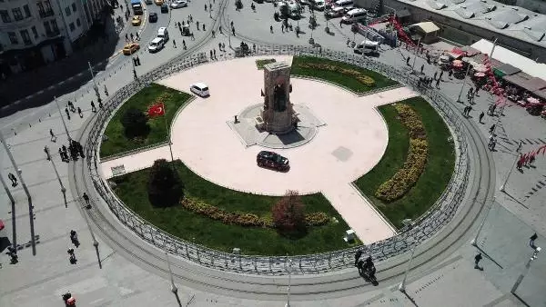 TAKSİM MEYDANI'NDA 1 MAYIS ÖNLEMLERİ HAVADAN GÖRÜNTÜLENDİ TAKSİM MEYDANI'NDA 1 MAYIS ÖNLEMLERİ HAVADAN GÖRÜNTÜLENDİ