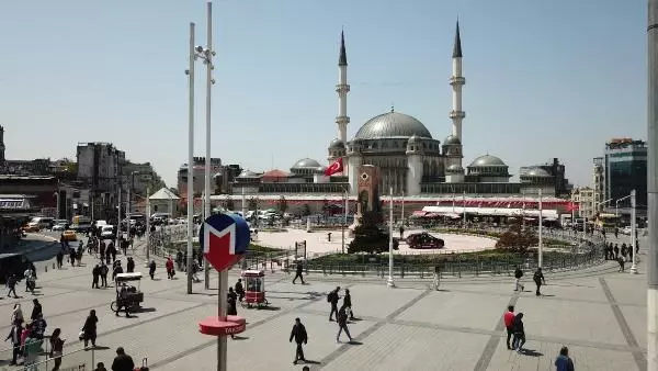 TAKSİM MEYDANI'NDA 1 MAYIS ÖNLEMLERİ HAVADAN GÖRÜNTÜLENDİ TAKSİM MEYDANI'NDA 1 MAYIS ÖNLEMLERİ HAVADAN GÖRÜNTÜLENDİ
