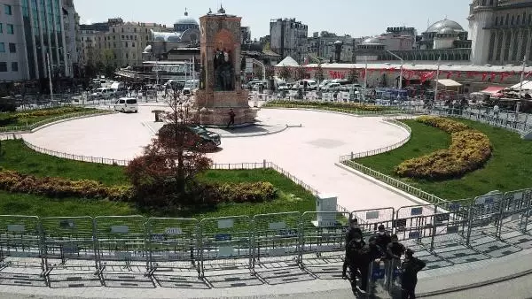 TAKSİM MEYDANI'NDA 1 MAYIS ÖNLEMLERİ HAVADAN GÖRÜNTÜLENDİ TAKSİM MEYDANI'NDA 1 MAYIS ÖNLEMLERİ HAVADAN GÖRÜNTÜLENDİ