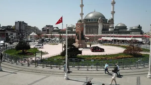 TAKSİM MEYDANI'NDA 1 MAYIS ÖNLEMLERİ HAVADAN GÖRÜNTÜLENDİ TAKSİM MEYDANI'NDA 1 MAYIS ÖNLEMLERİ HAVADAN GÖRÜNTÜLENDİ