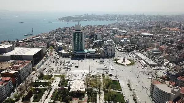 TAKSİM MEYDANI'NDA 1 MAYIS ÖNLEMLERİ HAVADAN GÖRÜNTÜLENDİ TAKSİM MEYDANI'NDA 1 MAYIS ÖNLEMLERİ HAVADAN GÖRÜNTÜLENDİ