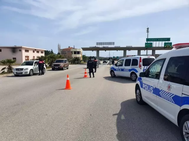 Tam kapanma nedeniyle Çeşme'ye yazlıkçı akını Tam kapanma nedeniyle Çeşme'ye yazlıkçı akını