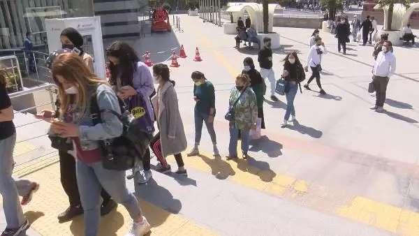 TAM KAPANMA ÖNCESİ AVM'LERDE ALIŞVERİŞ YOĞUNLUĞU TAM KAPANMA ÖNCESİ AVM'LERDE ALIŞVERİŞ YOĞUNLUĞU