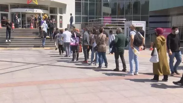 TAM KAPANMA ÖNCESİ AVM'LERDE ALIŞVERİŞ YOĞUNLUĞU TAM KAPANMA ÖNCESİ AVM'LERDE ALIŞVERİŞ YOĞUNLUĞU