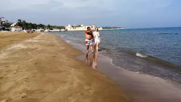 TAM KAPANMA ÖNCESİ DENİZ VE GÜNEŞİN KEYFİNİ ÇIKARDILAR TAM KAPANMA ÖNCESİ DENİZ VE GÜNEŞİN KEYFİNİ ÇIKARDILAR