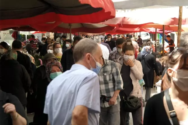 Tam kapanma öncesi Eskişehir'de son pazar kuruldu Tam kapanma öncesi Eskişehir'de son pazar kuruldu