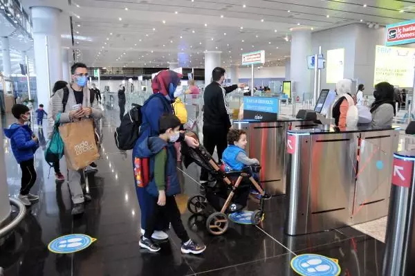 TAM KAPANMA ÖNCESİ İSTANBUL HAVALİMANI'NDA YOĞUNLUK TAM KAPANMA ÖNCESİ İSTANBUL HAVALİMANI'NDA YOĞUNLUK