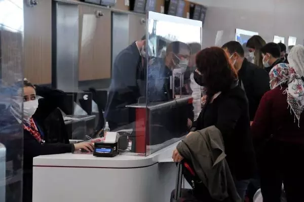TAM KAPANMA ÖNCESİ İSTANBUL HAVALİMANI'NDA YOĞUNLUK TAM KAPANMA ÖNCESİ İSTANBUL HAVALİMANI'NDA YOĞUNLUK