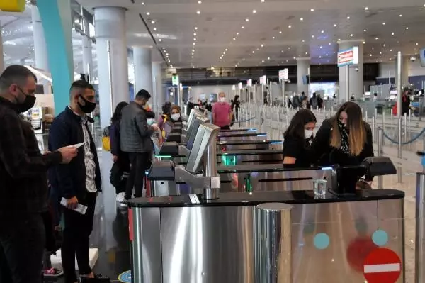 TAM KAPANMA ÖNCESİ İSTANBUL HAVALİMANI'NDA YOĞUNLUK TAM KAPANMA ÖNCESİ İSTANBUL HAVALİMANI'NDA YOĞUNLUK
