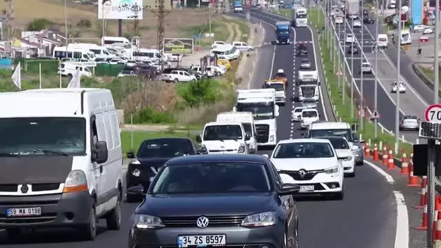 'Tam kapanma' öncesi İstanbul-Tekirdağ yolunda trafik yoğunluğu yaşanıyor 'Tam kapanma' öncesi İstanbul-Tekirdağ yolunda trafik yoğunluğu yaşanıyor