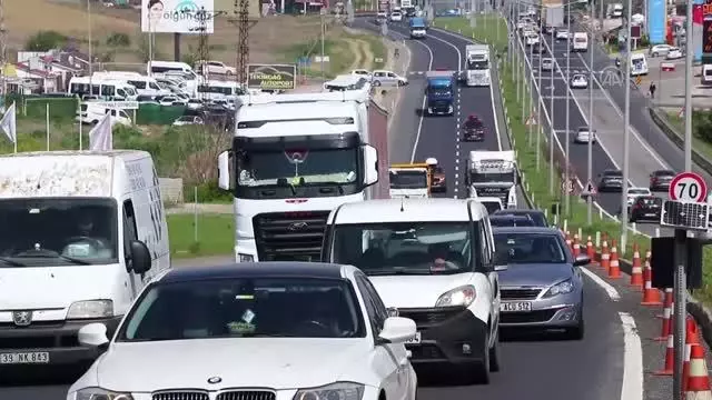 'Tam kapanma' öncesi İstanbul-Tekirdağ yolunda trafik yoğunluğu yaşanıyor 'Tam kapanma' öncesi İstanbul-Tekirdağ yolunda trafik yoğunluğu yaşanıyor