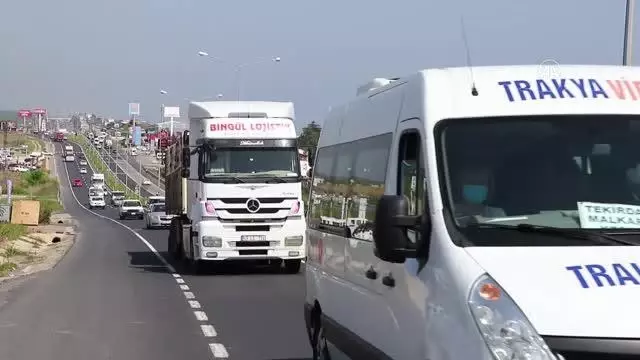'Tam kapanma' öncesi İstanbul-Tekirdağ yolunda trafik yoğunluğu yaşanıyor 'Tam kapanma' öncesi İstanbul-Tekirdağ yolunda trafik yoğunluğu yaşanıyor