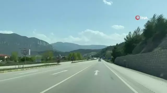 Tam kapanma öncesi Karadeniz bağlantı yolu boş kaldı Tam kapanma öncesi Karadeniz bağlantı yolu boş kaldı