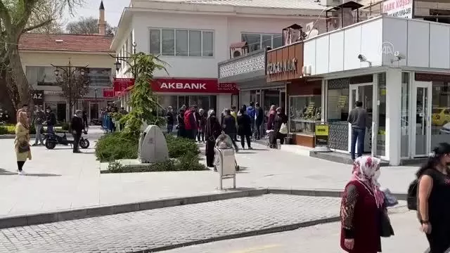 'Tam kapanma' öncesi kent merkezlerinde hareketlilik arttı 'Tam kapanma' öncesi kent merkezlerinde hareketlilik arttı