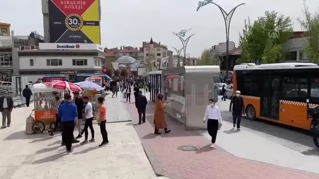 'Tam kapanma' öncesi kent merkezlerinde hareketlilik arttı 'Tam kapanma' öncesi kent merkezlerinde hareketlilik arttı