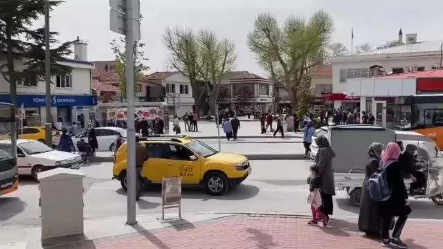 'Tam kapanma' öncesi kent merkezlerinde hareketlilik arttı 'Tam kapanma' öncesi kent merkezlerinde hareketlilik arttı