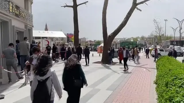 'Tam kapanma' öncesi kent merkezlerinde hareketlilik arttı 'Tam kapanma' öncesi kent merkezlerinde hareketlilik arttı