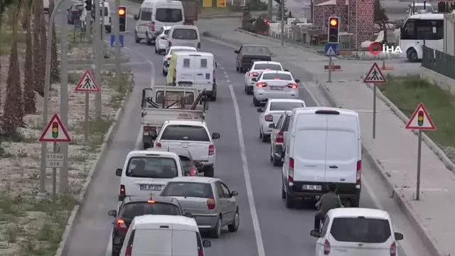 Tam kapanma öncesi Kuşadası'nda trafik kilitlendi Tam kapanma öncesi Kuşadası'nda trafik kilitlendi