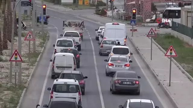 Tam kapanma öncesi Kuşadası'nda trafik kilitlendi Tam kapanma öncesi Kuşadası'nda trafik kilitlendi