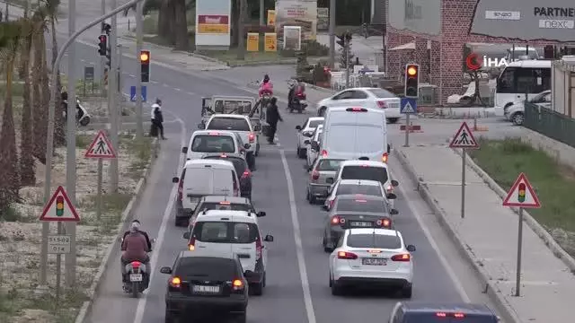 Tam kapanma öncesi Kuşadası'nda trafik kilitlendi Tam kapanma öncesi Kuşadası'nda trafik kilitlendi