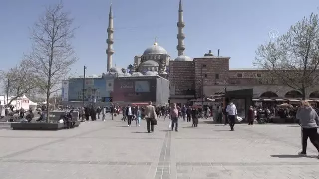 'Tam kapanma' öncesi Mısır Çarşısı ve Semt pazarlarında hareketlilik 'Tam kapanma' öncesi Mısır Çarşısı ve Semt pazarlarında hareketlilik