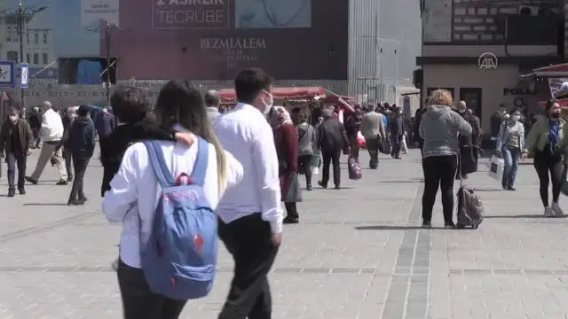 'Tam kapanma' öncesi Mısır Çarşısı ve Semt pazarlarında hareketlilik 'Tam kapanma' öncesi Mısır Çarşısı ve Semt pazarlarında hareketlilik