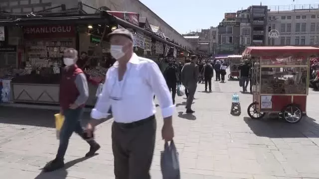 'Tam kapanma' öncesi Mısır Çarşısı ve Semt pazarlarında hareketlilik 'Tam kapanma' öncesi Mısır Çarşısı ve Semt pazarlarında hareketlilik