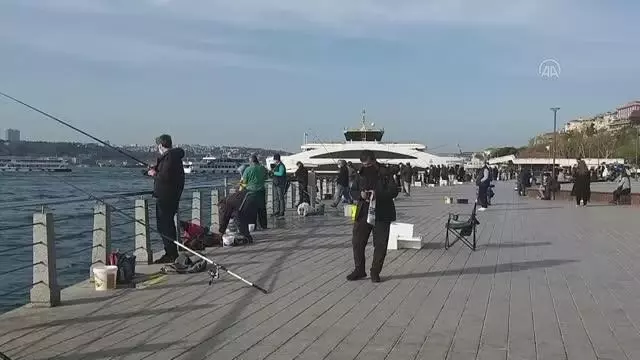 'Tam kapanma' öncesi olta balıkçıları sahilde balık tuttu 'Tam kapanma' öncesi olta balıkçıları sahilde balık tuttu