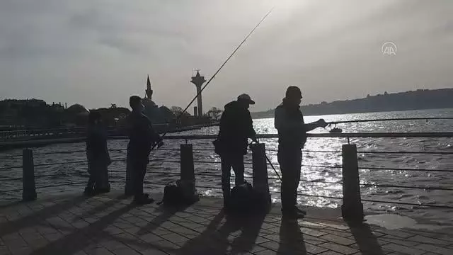 'Tam kapanma' öncesi olta balıkçıları sahilde balık tuttu 'Tam kapanma' öncesi olta balıkçıları sahilde balık tuttu