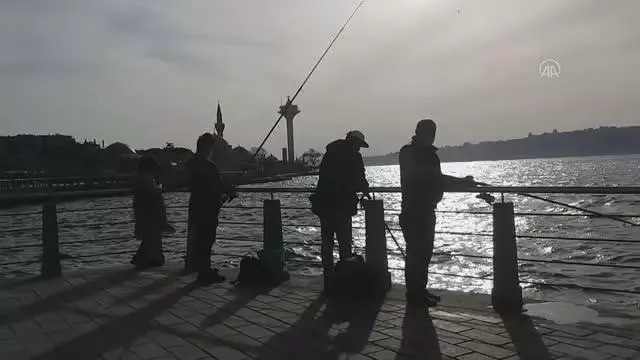 'Tam kapanma' öncesi olta balıkçıları sahilde balık tuttu 'Tam kapanma' öncesi olta balıkçıları sahilde balık tuttu