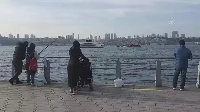 'Tam kapanma' öncesi olta balıkçıları sahilde balık tuttu 'Tam kapanma' öncesi olta balıkçıları sahilde balık tuttu
