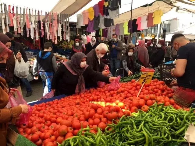 Tam kapanma öncesi semt pazarlarında sosyal mesafe unutuldu Tam kapanma öncesi semt pazarlarında sosyal mesafe unutuldu