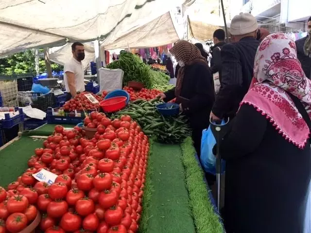Tam kapanma öncesi semt pazarlarında sosyal mesafe unutuldu Tam kapanma öncesi semt pazarlarında sosyal mesafe unutuldu