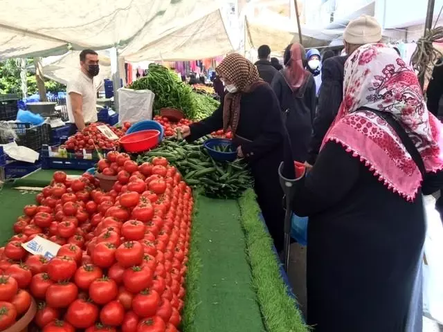 Tam kapanma öncesi semt pazarlarında sosyal mesafe unutuldu Tam kapanma öncesi semt pazarlarında sosyal mesafe unutuldu
