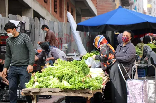 Tam kapanma öncesi semt pazarlarında yoğunluk Tam kapanma öncesi semt pazarlarında yoğunluk