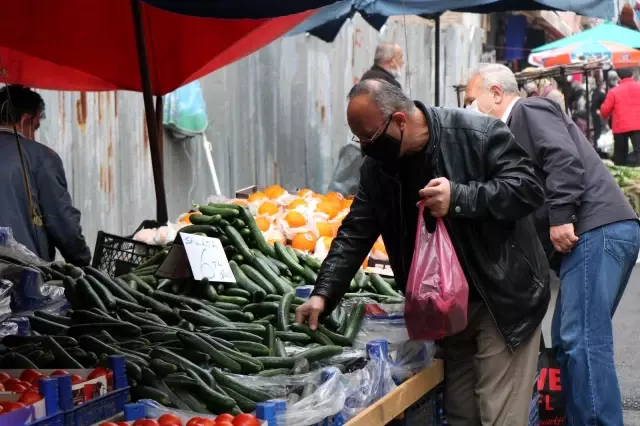 Tam kapanma öncesi semt pazarlarında yoğunluk Tam kapanma öncesi semt pazarlarında yoğunluk