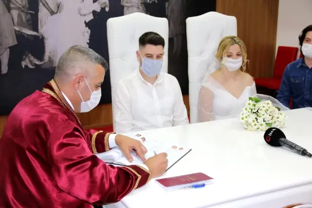 Tam kapanmaya girmeden dünya evine girdiler Tam kapanmaya girmeden dünya evine girdiler