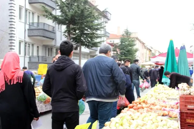 Tam kapanma öncesi vatandaş pazarlara akın etti Tam kapanma öncesi vatandaş pazarlara akın etti